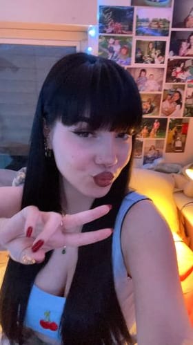 Emily OnlyFans jong 4