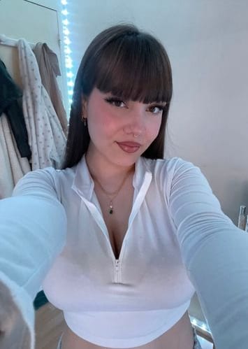 Chloé OnlyFans jong 4